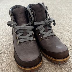 Chaco fields boots brand new, 8.5